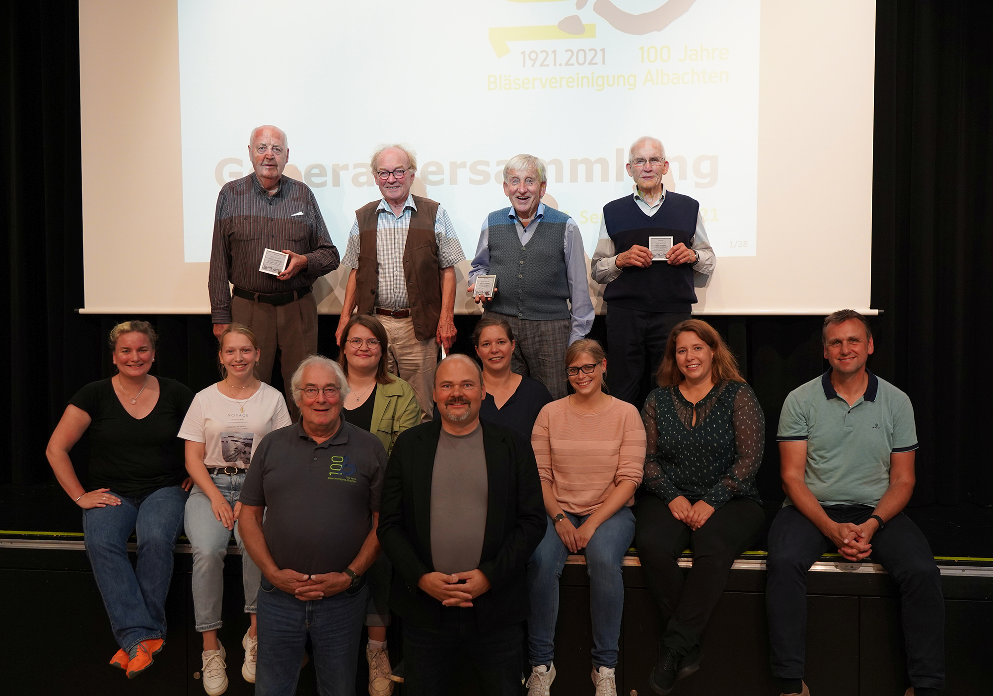 Unsere vier frisch gekürten Ehrenmitglieder Rudolf Schabbing, Ernst Homann, Alfons Homann und Theo Homann, der Vorstand des Orchesters und Alt- und Neu-Dirigent Philip Watts und Christian Voß