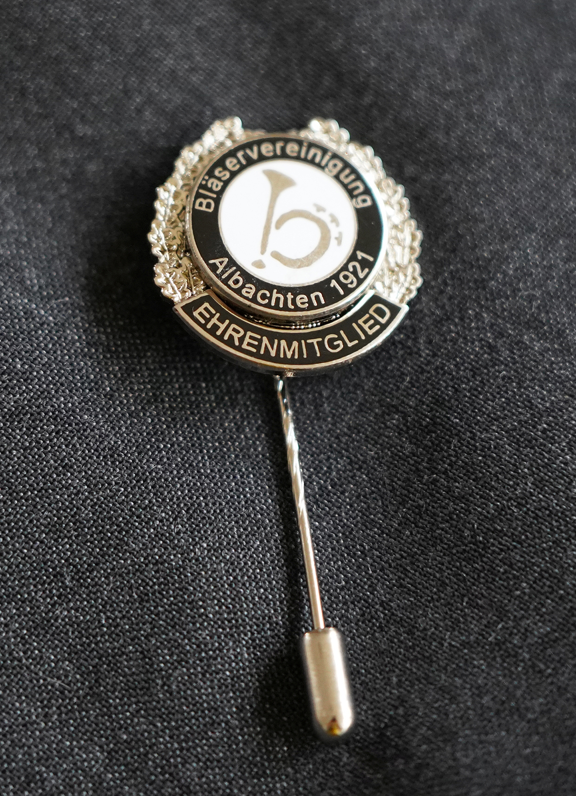 Die neue Ehrenmitglieder-Nadel der Bläservereinigung Albachten 1921