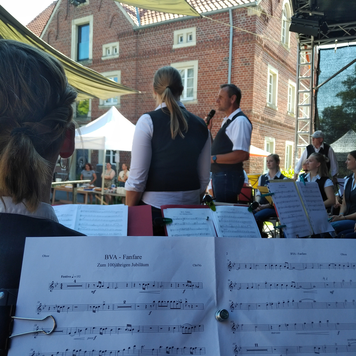 Eröffnung des Festes durch Dirk Homann und Judith Rösmann, Blick auf die Noten der BVA-Fanfare, die dann uraufgeführt wurde