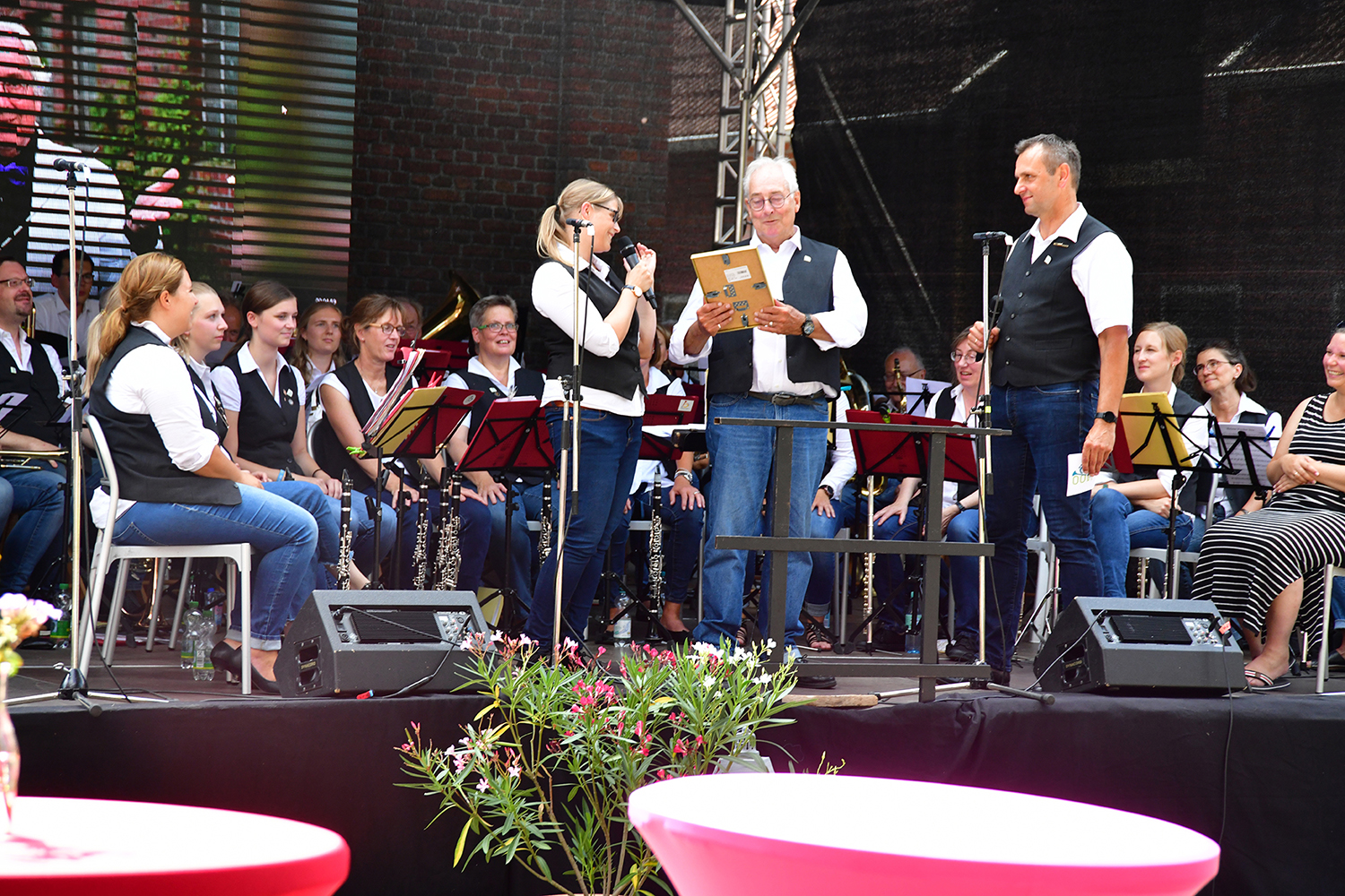 Judith Rösmann und Dirk Homann überreichen Philip Watts die Noten seines Stückes