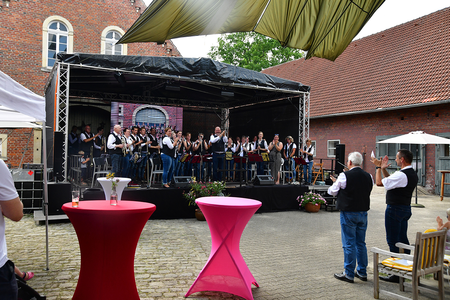 nach der Uraufführung von „Farewell in Love“, das Philip Watts und Dirk Homann sich von vor der Bühne angehört hatten